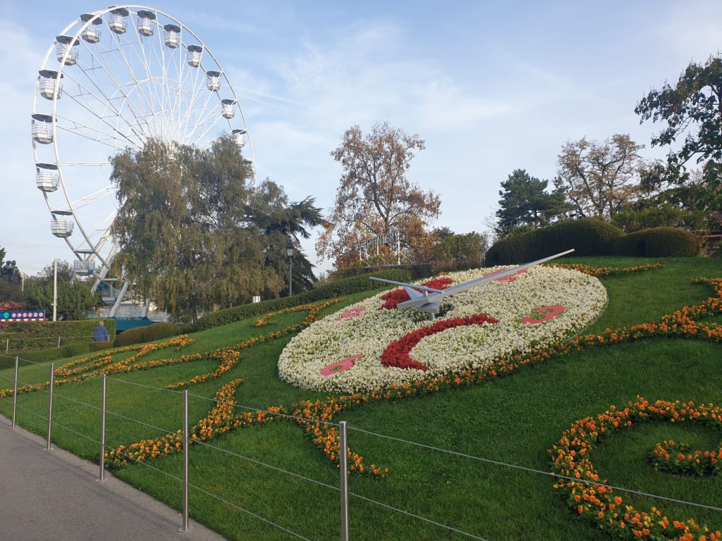 Horloge fleurie de juin 2022 aux couleurs de la Croix-Rouge