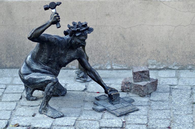 En -331, un dictateur est élu pour planter un clou