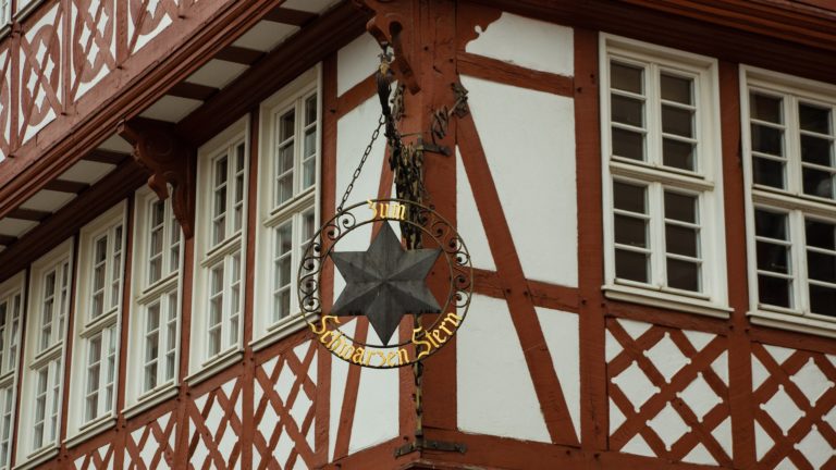 Origine de l'expression "on n'est pas sorti de l'auberge"