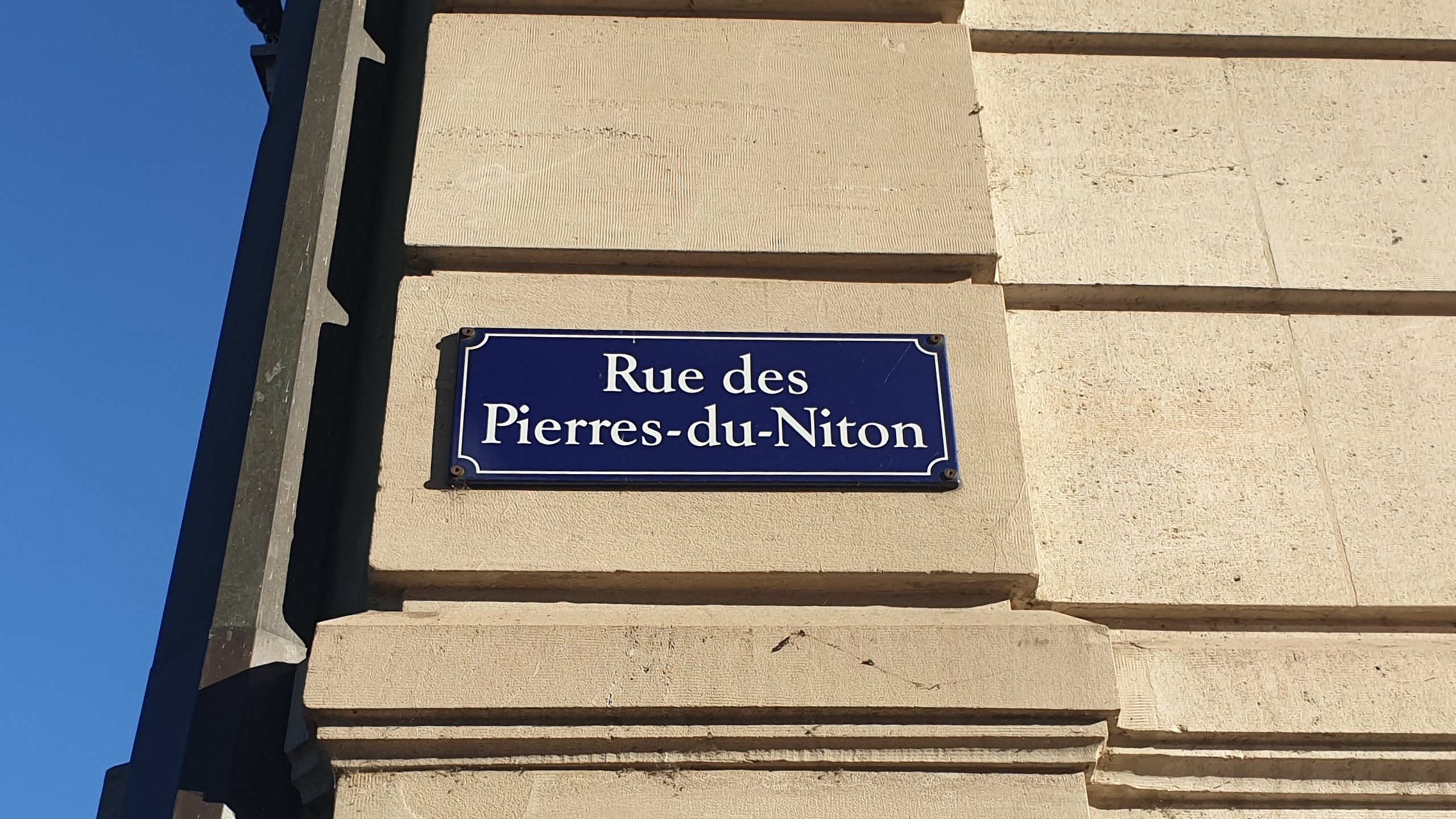 La rue des Pierres du Niton