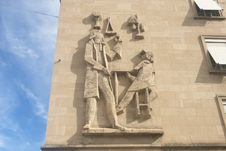 Bas-relief de l'Atelier, sculpté par Paul Bianchi en 1958