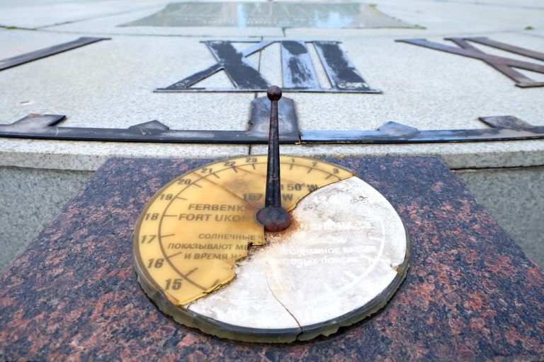 Cadran solaire sous une horloge