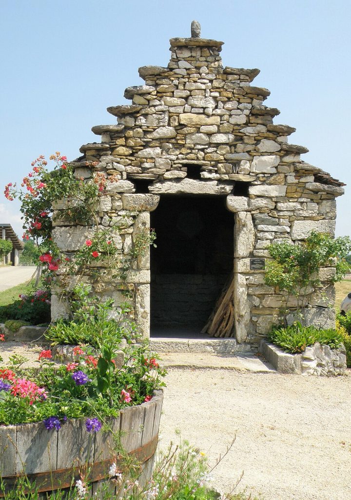 Être au four et au moulin