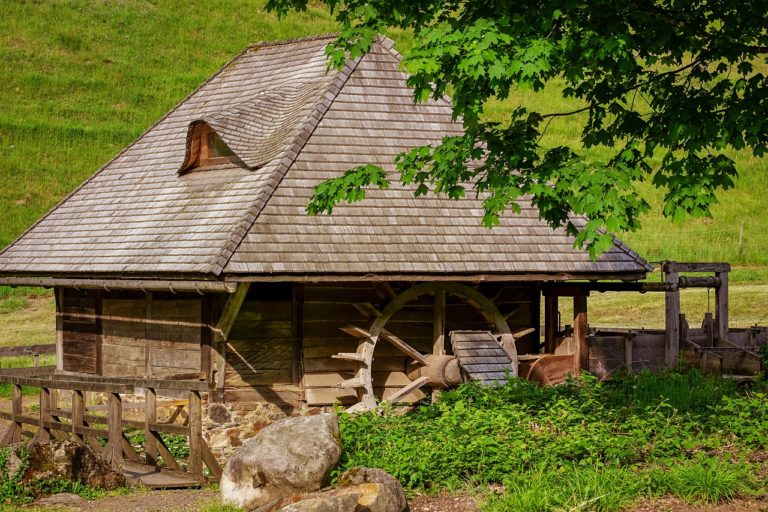 Être au four et au moulin